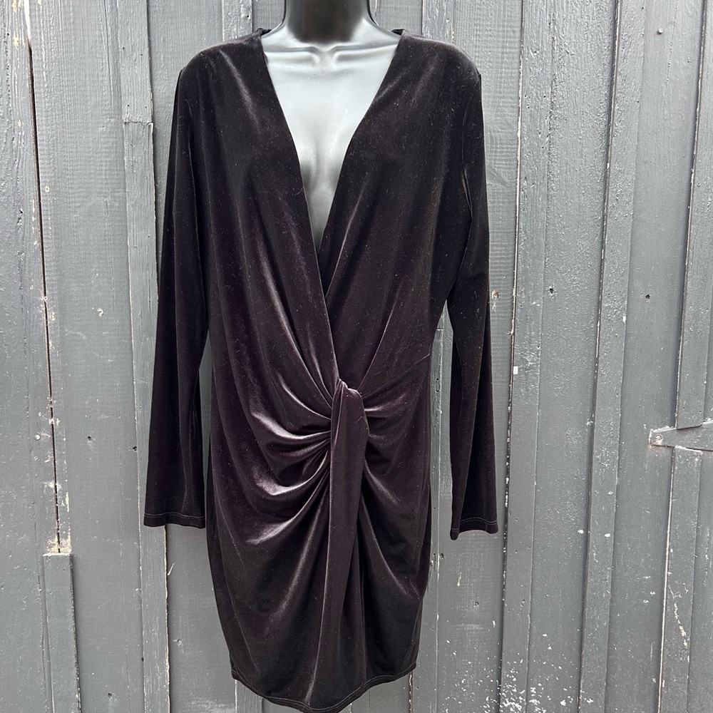 BLACK HALO Lara. NWT